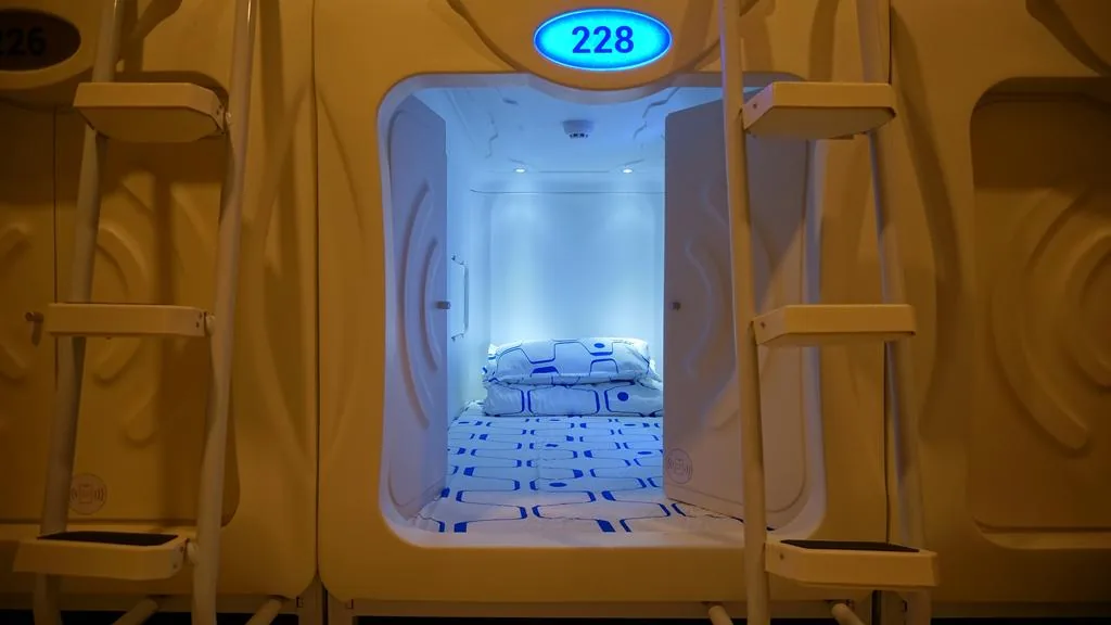 Entrada aberta de cápsula numerada com espaço individual de descanso