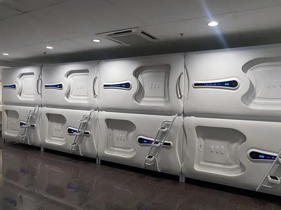Cápsulas instaladas com escadas ao lado de corredor compartilhado